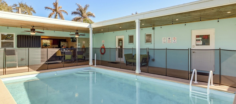 Heated Pool w/ No Fee! Vero Beach Oasis Near Ocean, Vero Beach South — photo 1