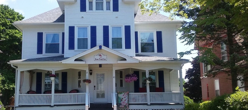 The Rose Petal Inn Bed & Breakfast, Geneva — photo 1