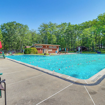 ~ 1 Mi to Lake: Secluded Poconos Home w/ Decks, 安德烈亚斯 — 照片 3