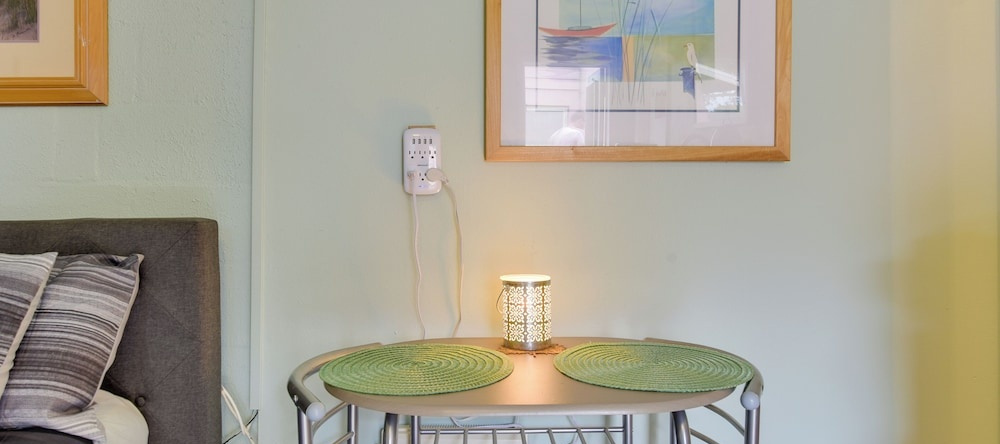 Convenient Sarasota Studio w/ Lush Backyard!, 惠特菲尔德庄园 — 照片 1