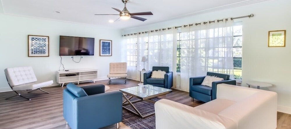 Hollywood Chateau - 7 Br Villa, Hollywood — photo 1