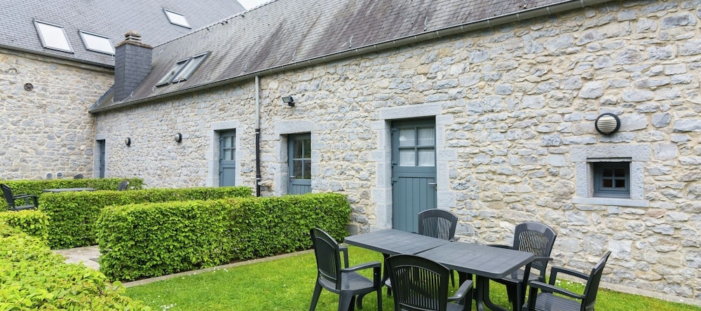 Beautiful Building, With Separate Apartments, Perfect for Family Celebrations, Momignies — photo 1