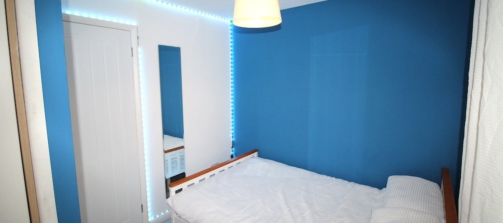 3 Bed House - Sleeps 6 - Fully Refurbished, 罗兰兹吉尔 — 照片 1