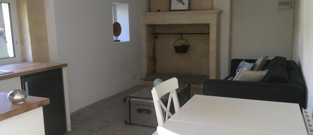 Gîte Château Le Noble Studio ou Appartement, Saint-Germain-Du-Puch — photo 1