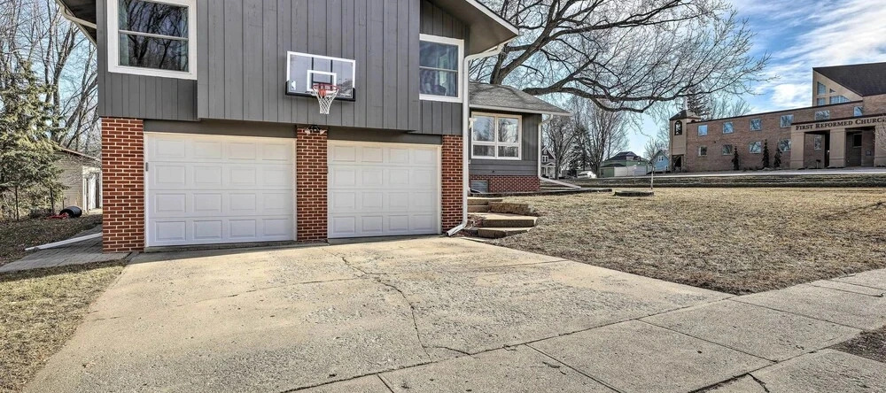 Sioux Center Split-level Home w/ Game Room!, Sioux Center — photo 1
