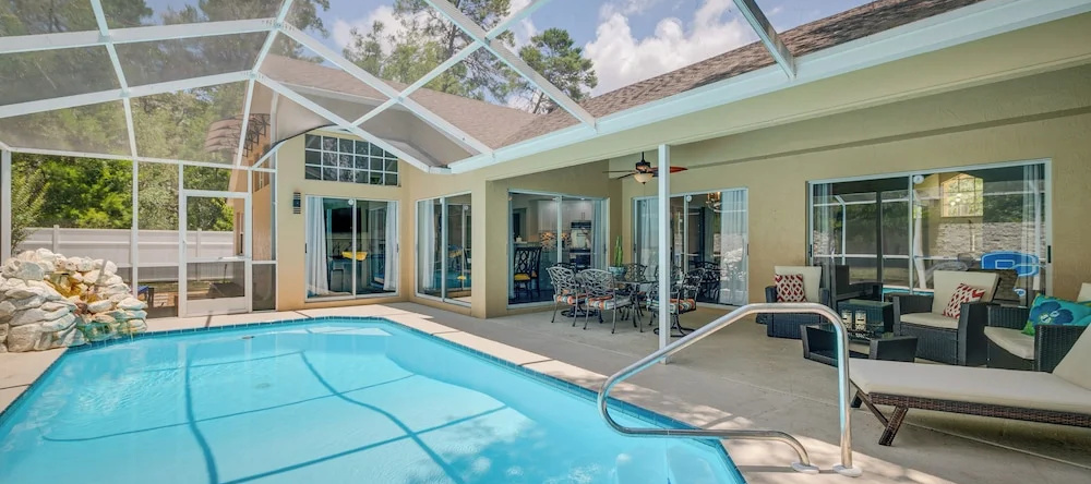 Spring Hill Home W/ Private Pool & Games!, Спринг-Хилл — фото 1