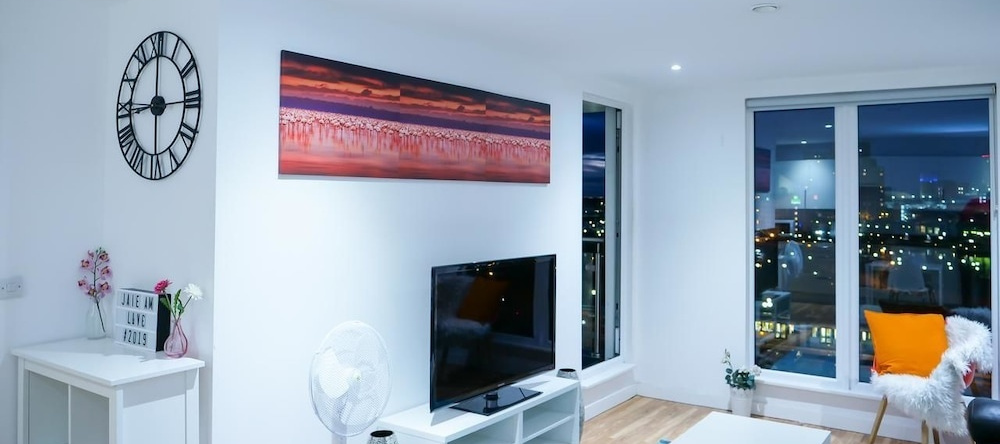 Bright 2BR Apartments Quays, Salford — photo 1