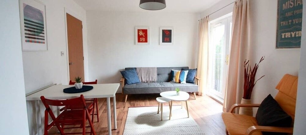 Contemporary 2 bedroom, Newtownabbey — photo 1