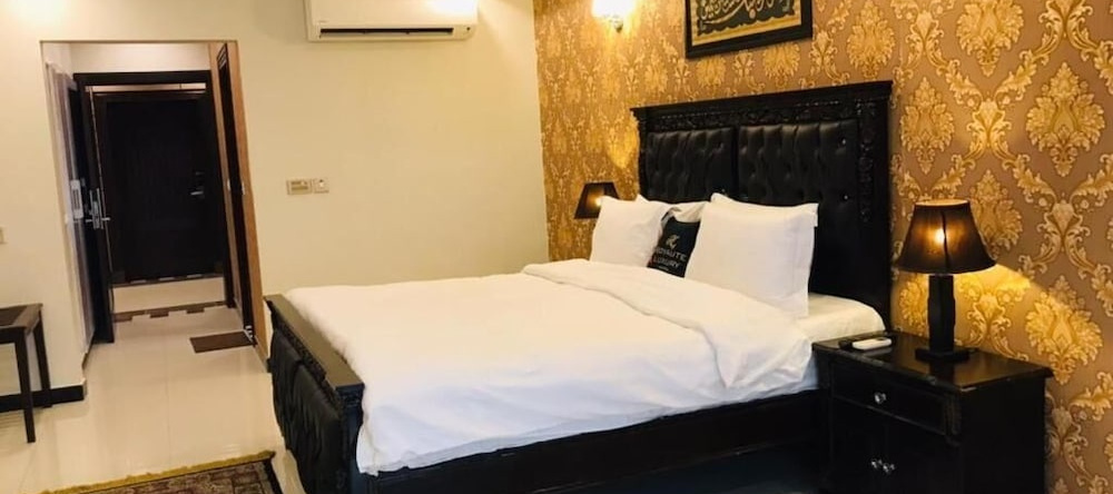 Royaute Luxury Hotel Sialkot, Сиялкот — фото 1