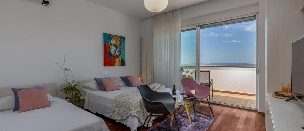 Terra Magica Deluxe Apartment OR Room with Private Parking, Terrace and Sea View, 里耶卡 — 照片 1