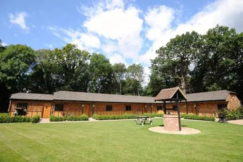 Hill Top Farm Lodges, Чертси — фото 1