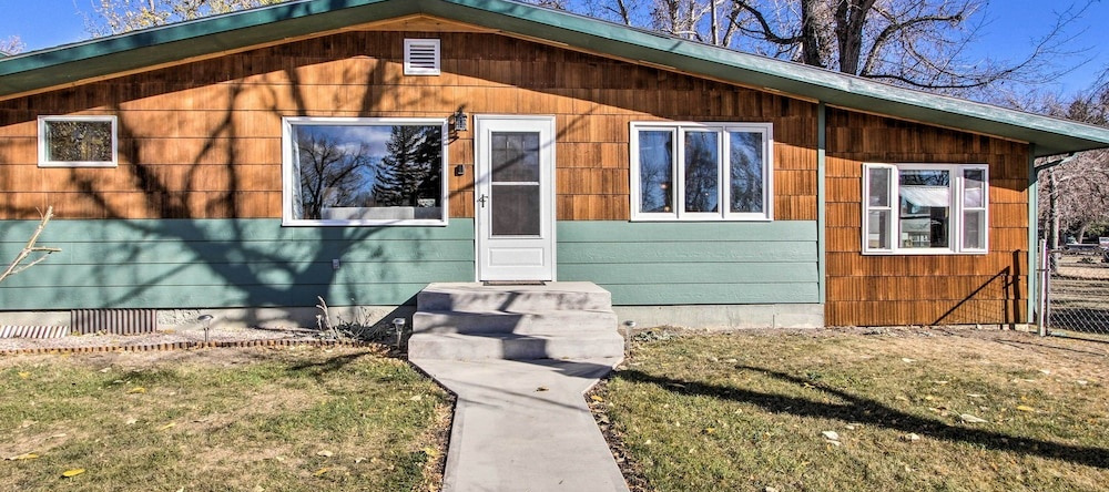 Cozy Choteau Home w/ Fire Pit, Grill, Yard!, 乔托 — 照片 1