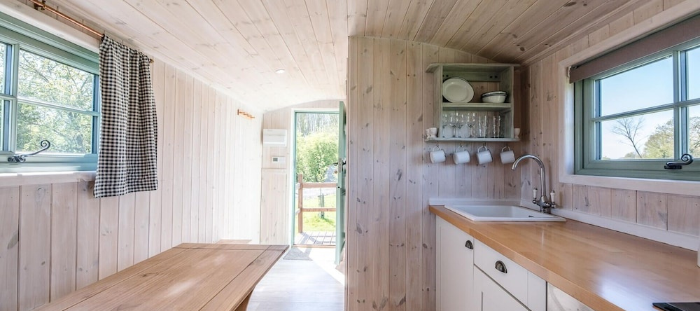 Honeysuckle Farm Hut 3 - Suffolk Farm Holidays Air Manage Suffolk, Бедфилд — фото 1