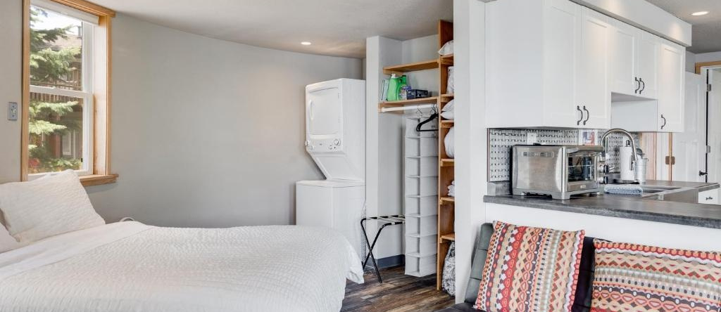 Square Bed ~ Round House, Lindstrom — photo 1