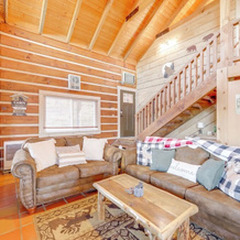 True Log Cabin w/ Game Room, Year-round Views, 迪尔斯伯勒 — 照片 2