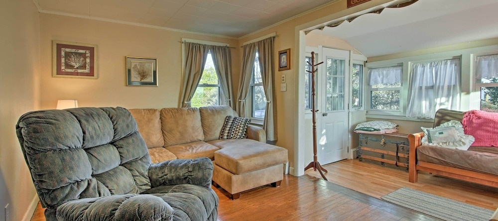 Steps To Cape Cod Canal: Buzzards Bay Home, Бурн — фото 1