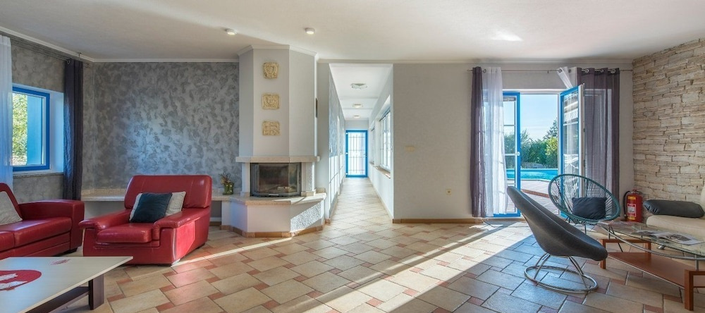 Newly Built Stone Villa Mia With Garden And Pool, Фарини — фото 1