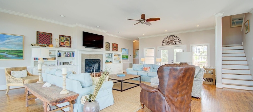 #102 Eastland House 7 Bedrooms 6.5 Bathrooms Home, 德博迪厄殖民地 — 照片 1