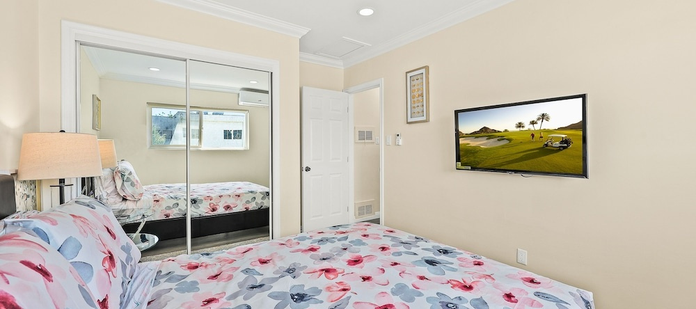 Sunny & Cheerful Near I-10 ~ Queen Beds ~ Parking, Алхамбра — фото 1