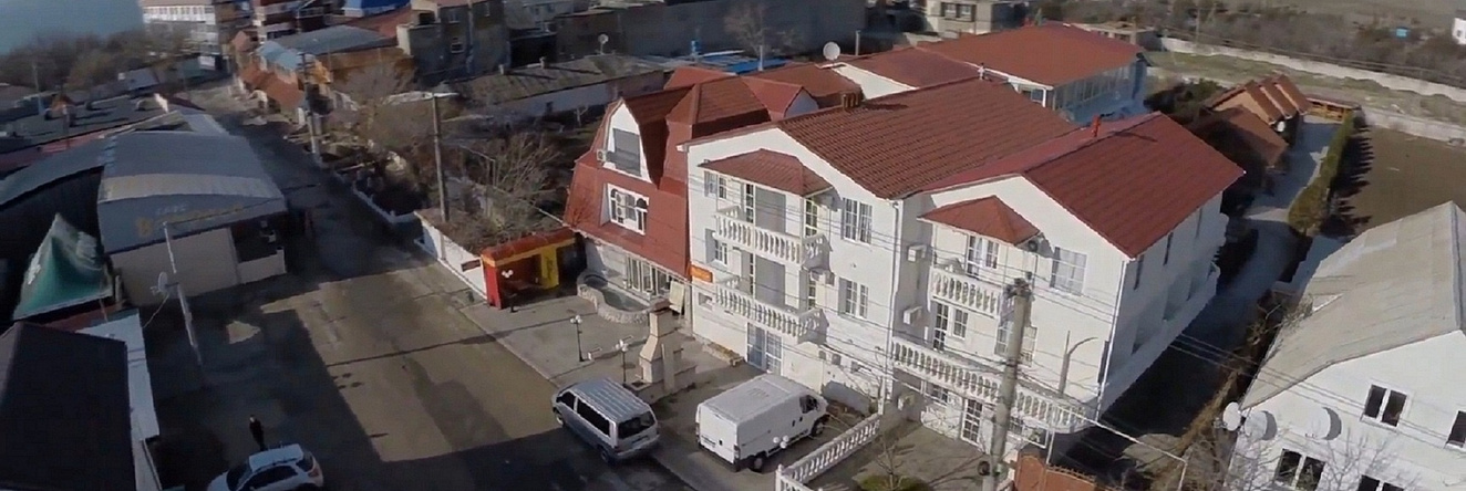 Maksim v Chastnom Dome Living Quarters, Nikolaevka — photo 1