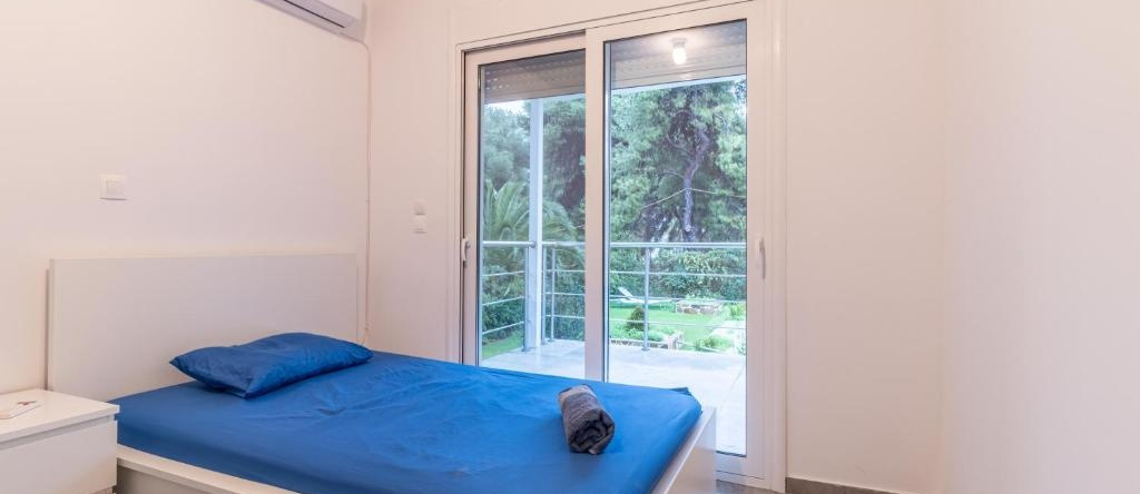 Marvelous, Secluded Villa w/ 3 BR , Pool & Garden, Kavos, Isthmia — photo 1