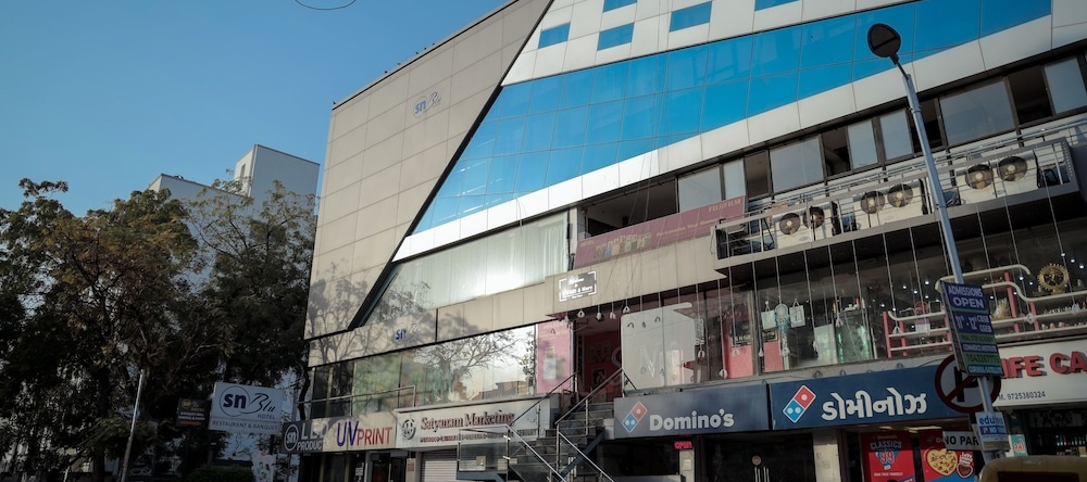 Hotel Sn Blu, Ахмедабад — фото 1