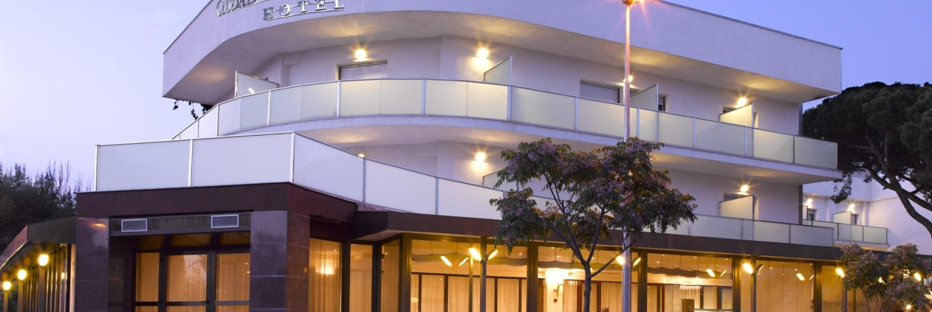 Hotel Ciudad de Castelldefels, 卡斯特尔德费尔斯 — 照片 1