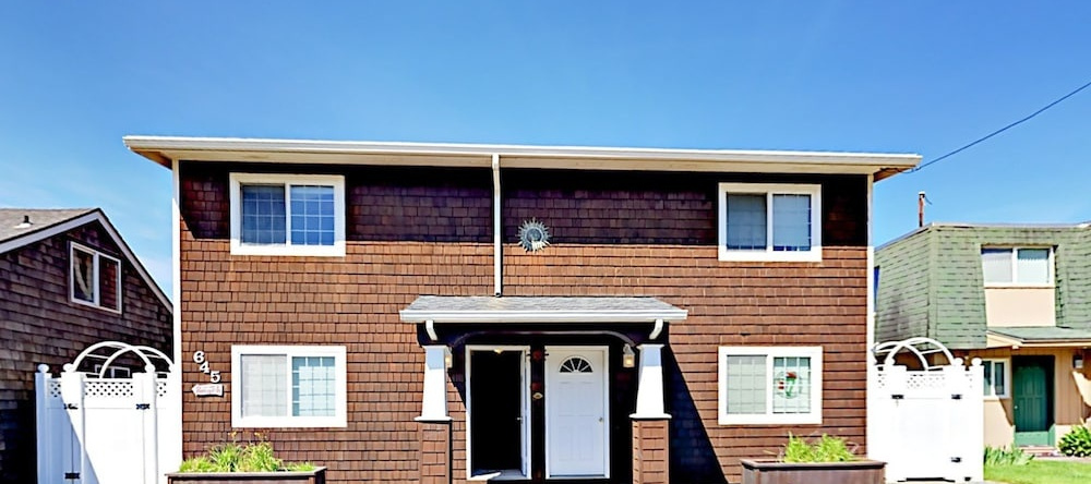 645 N Pacific St Townhouse Unit B 1 Bedroom 1 Bathroom Townhouse, Rockaway Beach — photo 1
