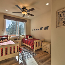 Sugar Bear Lodge w/ Game Room - 5 Mi to Village!, 双峰 — 照片 5