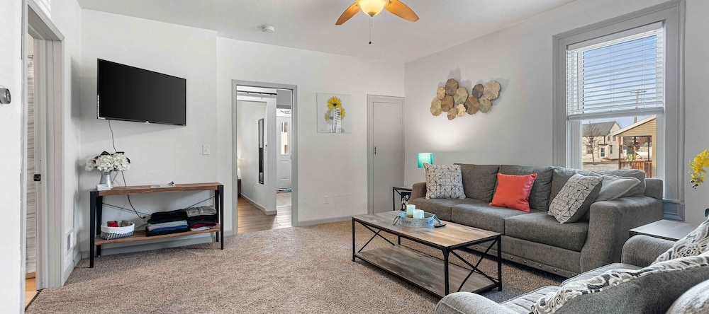 Small Town Retreat- 5Br- Movie Theater Room, Оконто — фото 1