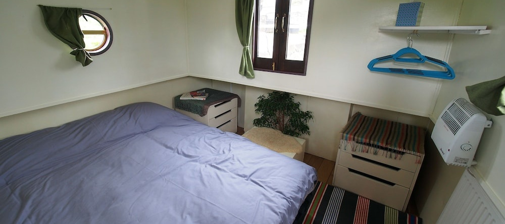 Roisin Dubh Houseboat, 萨林斯 — 照片 1