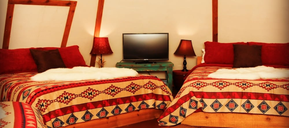 Geronimo Creek Retreat- Tipi 4 Soaring Eagle 1 Bedroom 1 Bathroom Cabi, Сегин — фото 1