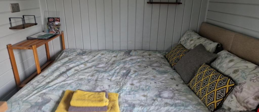 Glamping Hut - Riverside 1, 班威 — 照片 1