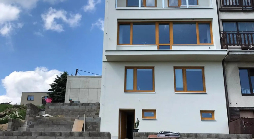 Soukromý pokoj s kuchyní a koupelnou v řadovce, 新梅斯托纳莫拉维 — 照片 1