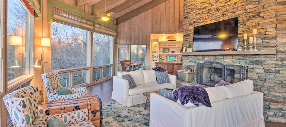 Brevard Home w/ Panoramic Lake & Mountain Views!, 罗斯门 — 照片 1