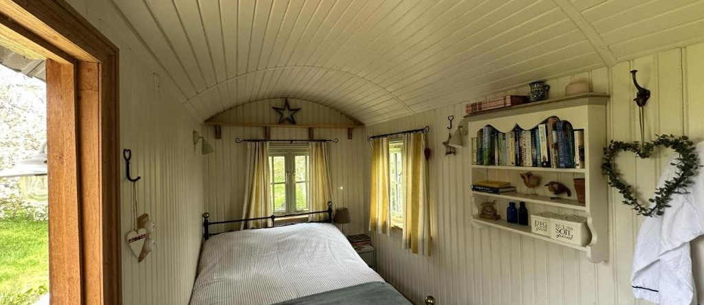 Shepherd's Hut in a Herefordshire Cider Orchard, Ross-on-Wye — photo 1