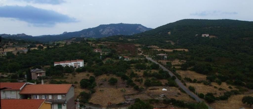 2 bedrooms appartement with balcony and wifi at Nughedu Santa Vittoria, 努盖杜圣维多利亚 — 照片 1
