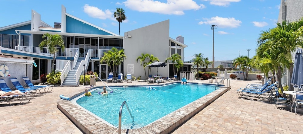 Madeira Beach Yacht Club 261F by Distinctive Beach Rentals, 马德拉海滩 — 照片 1