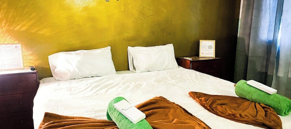 Poolside Apartment - Sleeps 4, Ac & Hot Shower, 马里劳 — 照片 1