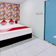 OYO Life 92032 Utama Hotel & Karaoke, Trenggalek — photo 2