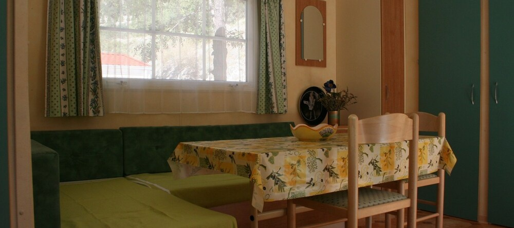 Bungalow With 2 Bedrooms in Puget-théniers, With Wonderful Mountain Vi, 皮热-特尼耶 — 照片 1