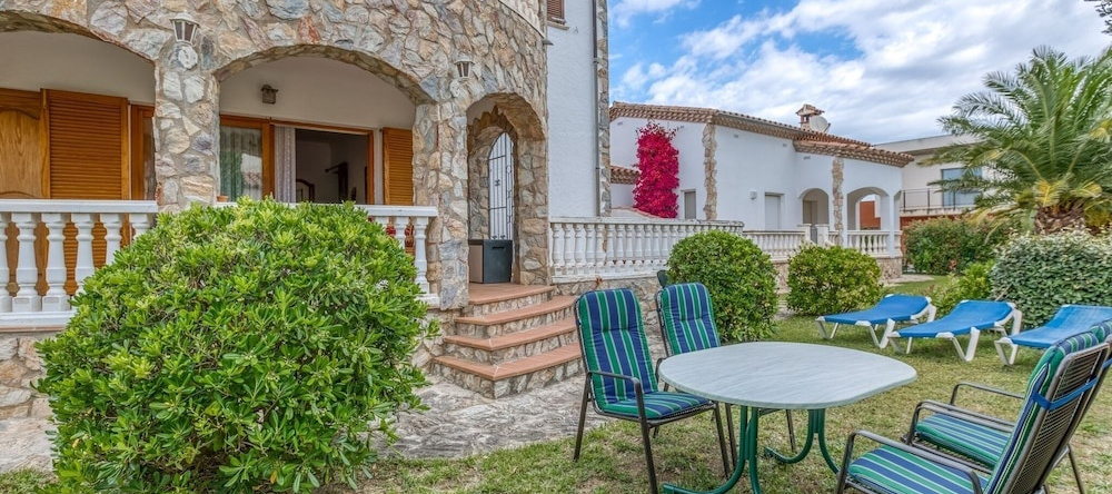 Cosy Townhouse In Vilamacolum With Shared Garden And Swimming Pool, Торроэлья-де-Флувья — фото 1