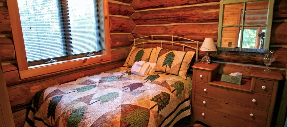 Cabin #97 - 'pinecone' Log Cabin at the Lake That is Pet-friendly!, Maple Falls — photo 1