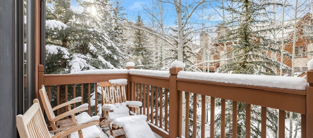 Cozy Mountain 4-Bedroom Retreat in Arrowhead Village 4 Townhouse by RedAwning, Beaver Creek — photo 1