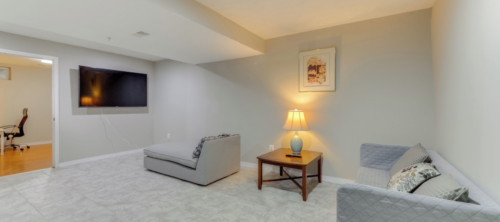 Close To Hospital & White Marsh! Rosedale Townhome, Роуздейл — фото 1