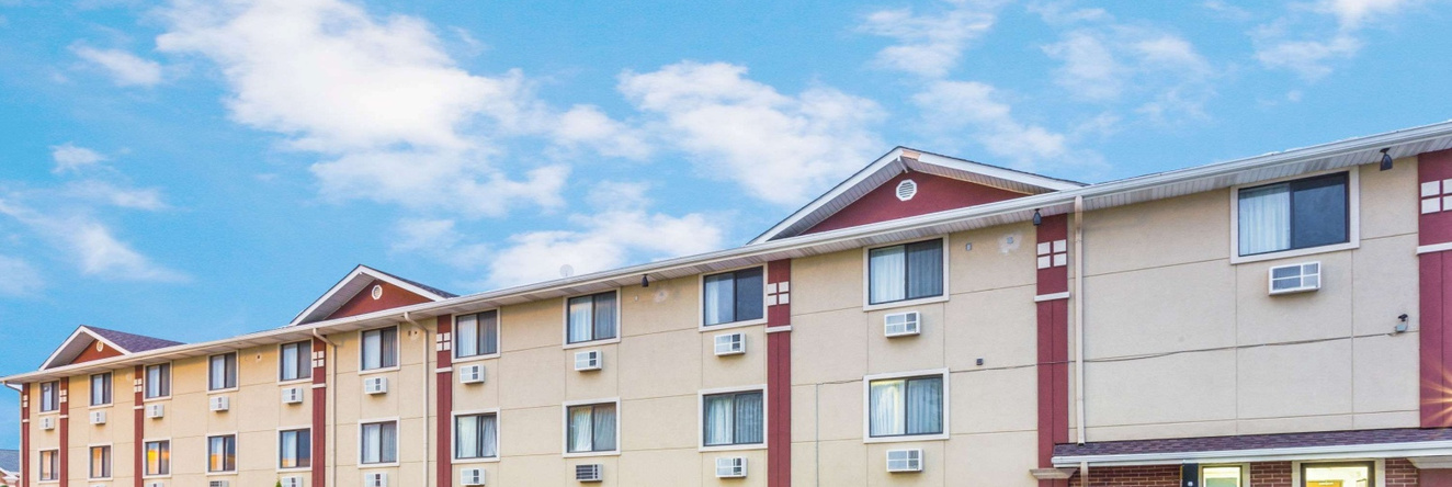 Super 8 by Wyndham Kenosha/Pleasant Prairie, 普莱森特普雷里 — 照片 1