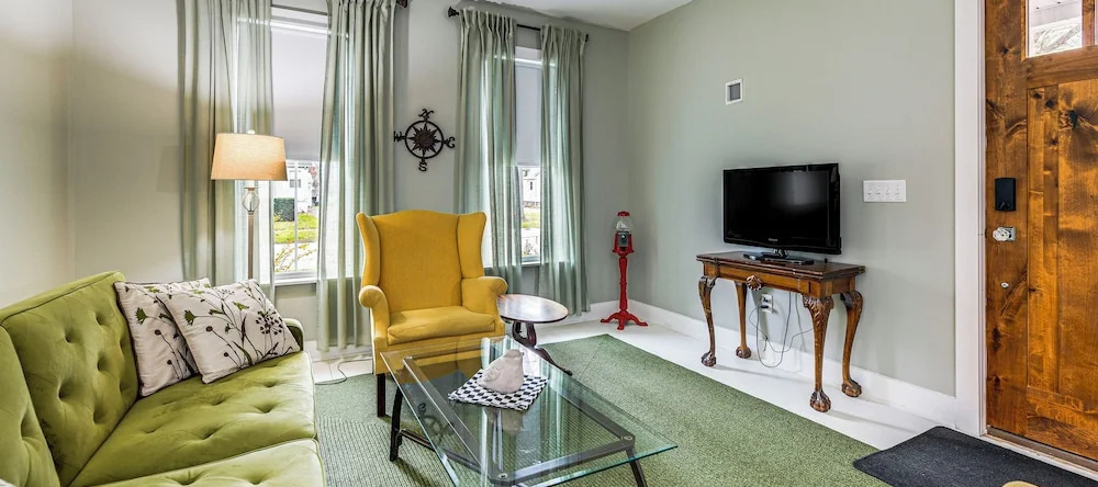 Newly Renovated Private Cottage Near Niagara River, 托纳旺达 — 照片 1