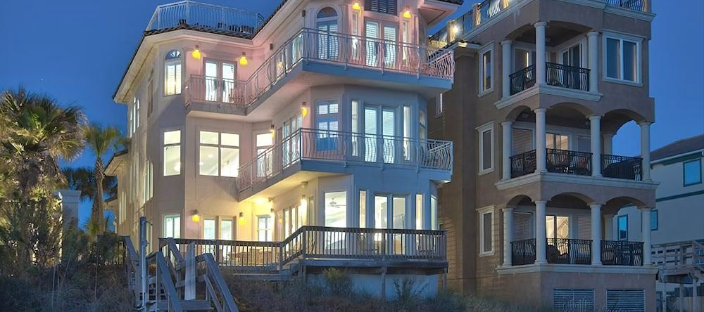 Millenia 7 Bedroom Holiday Home by Five Star Properties, 德斯坦 — 照片 1
