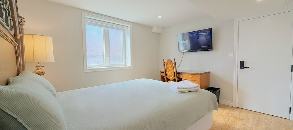 Cozy Rooms in Bright Walkout Suite - Newly Renovated 2026, 列治文山 — 照片 1