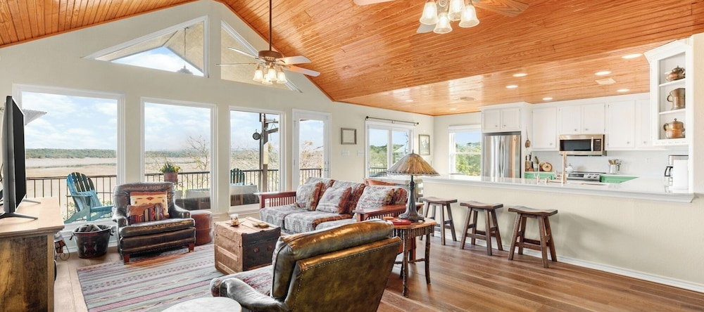 Luxe Lago Vista Gem: Outdoor Kitchen, Basketball Court and Spectacular Views, 拉戈维斯塔 — 照片 1